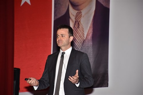 Conférence intitulée «la voie facilement d'arrêter de fumer (méthode Allen Carr) » a été réalisée par le thérapeute spécialisé Aydoğan Tantürkü